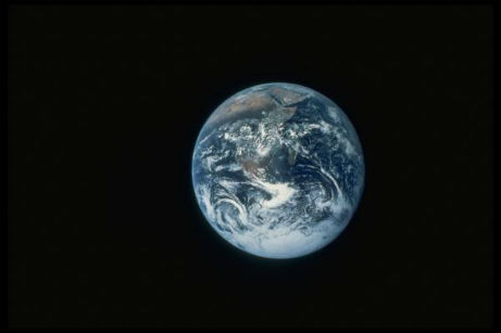 terre vue de la lune.ame du monde.familles constellées sur terre.champ psychique collectif;meme destin.anima mundi.ame du monde.famille terre.